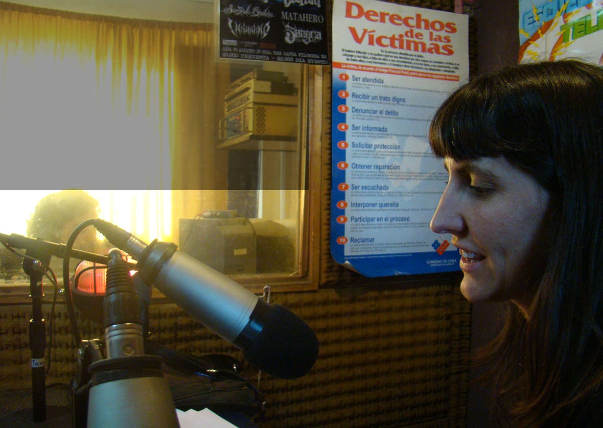 Francisca Sell&eacute;s informando sobre la defensa ind&iacute;gena en programa de radio El Encuentro de Pe&ntilde;alol&eacute;n