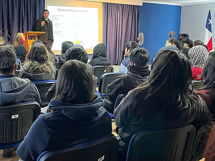El defensor local jefe de Calama durante la charla a los alumnos del liceo "Eleuterio Ram&iacute;rez" de Calama.