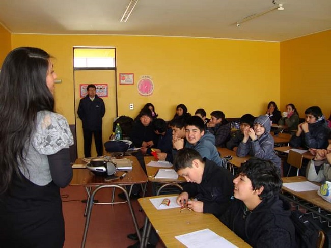 (Foto a archivo) La trabajadora social Mar&iacute;a Paz Sandoval y el defensor penal juvenil Eugenio S&aacute;ez fueron los profesionales encargados de la charla.