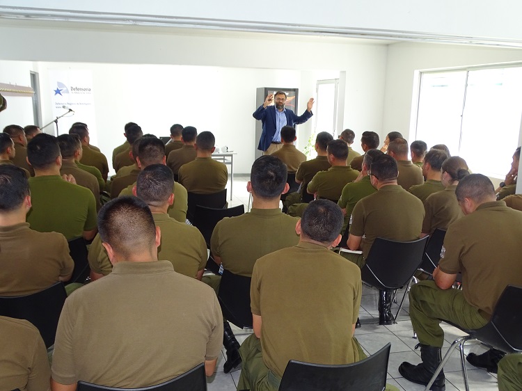 El jefe de Estudios de la Defensor&iacute;a Regional de Antofagasta, Ignacio Barrientos, en la Escuela de Suboficiales Grupo Antofagasta.