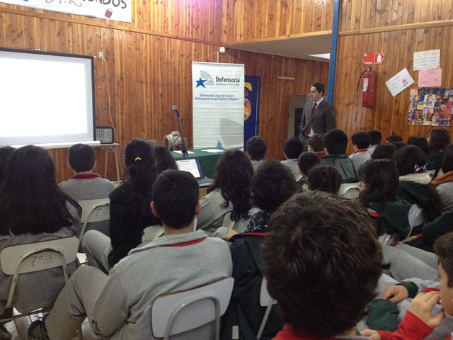 El defensor p&uacute;blico Claudio Herrera y los alumnos durante la charla de difusi&oacute;n. 