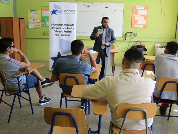 El defensor juvenil Gabriel Apaza junto a los j&oacute;venes internos en el CIP-CRC de Arica.
