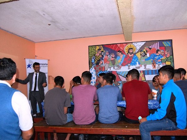 Los j&oacute;venes en internaci&oacute;n provisoria escucharon atentamente al defensor penal juvenil de Tarapac&aacute;.