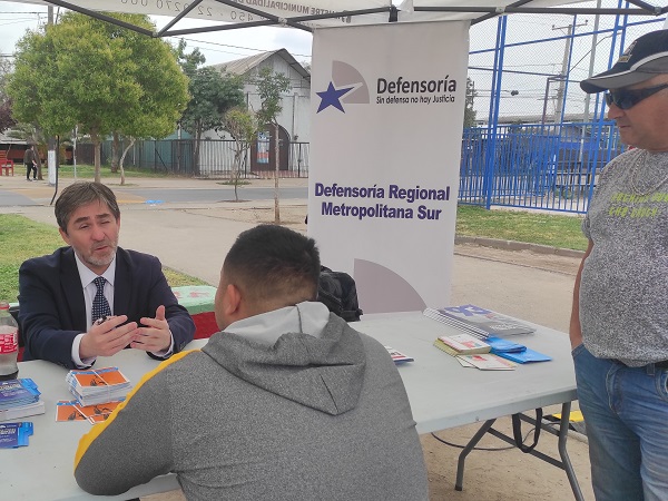 El defensor p&uacute;blico juvenil Rodrigo Catrifil respondi&oacute; las consultas de los vecinos de San Bernardo.
