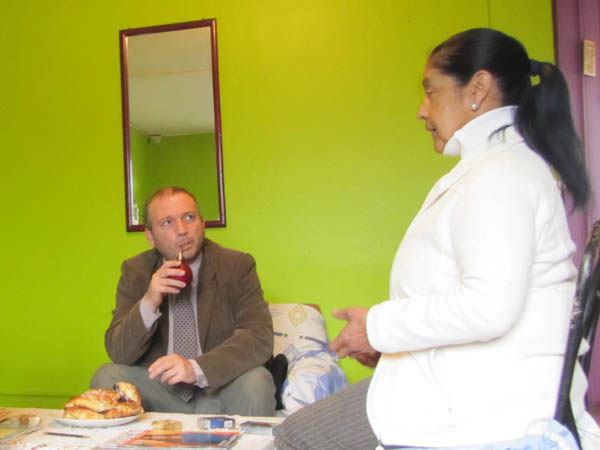 El mate tradicional de la Patagonia hizo fluir el di&aacute;logo entre Fernando Acu&ntilde;a y las tres internas del penal de Coyhaique.