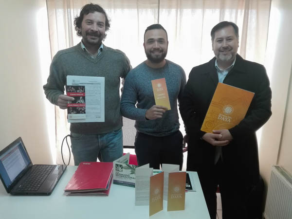 Gustavo Pe&ntilde;ailillo junto a los representantes de Daya.