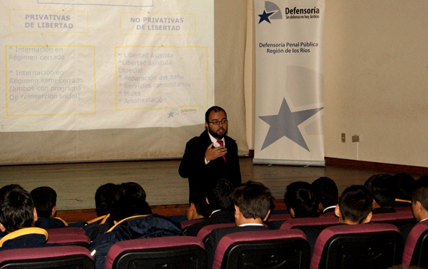 En la actividad participaron alumnos de dos segundos medios del centenario establecimiento educacional.