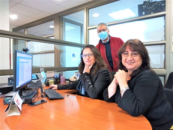 Viviana Arteaga (enlace) y M&oacute;nica Guazzini (agente telef&oacute;nica), junto a Luis Rodr&iacute;guez, director administrativo de la Defensor&iacute;a Regional del Biob&iacute;o.