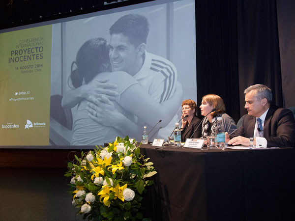 El Defensor Nacional (primer plano), junto a la jefa de Estudios de la DPP, Francisca Werth, y la defensora p&uacute;blica estadounidense Sandra Levick.