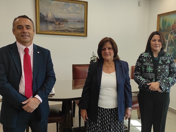 La presidenta de la Corte de Apelaciones de San Miguel recibi&oacute; a la Defensora Regional Loreto Flores y al jefe de Estudios de la DRMS, Mario Palma.