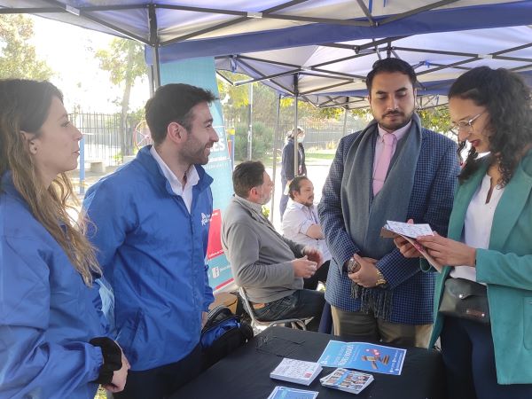 La alcaldesa de Lo Espejo, Javiera Reyes, y el seremi Jaime Fuentes conocieron el trabajo de la Defensor&iacute;a en el territorio.
