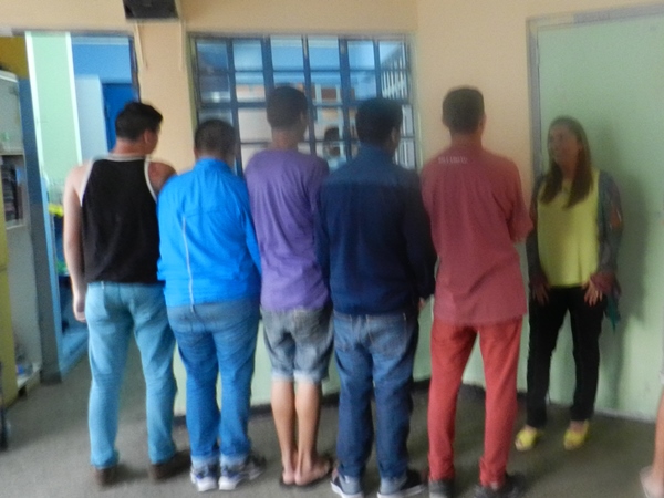 La defensora juevenil Patricia Lefever junto a los adolescentes del Centro de Internaci&oacute;n Provisoria de Arica.