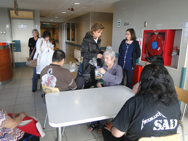 Gustava Aguilar, Paula Garc&iacute;a y Denise Soto llevaron chocolates, dulces y jugos a los pacientes siqui&aacute;tricos.