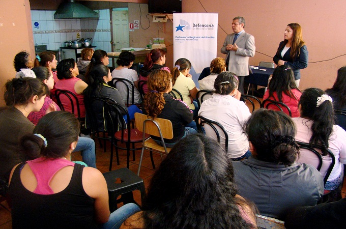 En la secci&oacute;n femenina de Chill&aacute;n hay algunas internas que se encuentran con sus hijos, quienes tambi&eacute;n participaron en el di&aacute;logo.