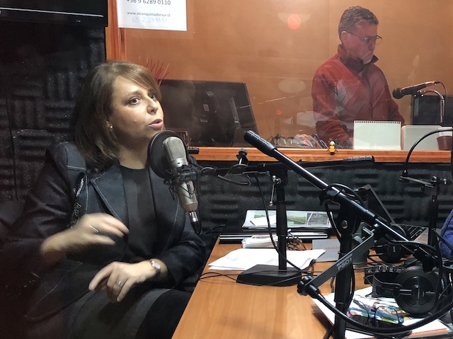 (Foto de archivo) Mar&iacute;a Soledad Llorente en radio "El Conquistador", durante una entrevista anterior. 