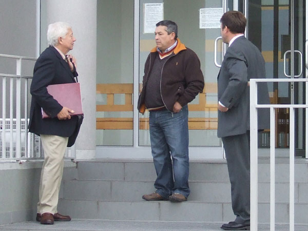 Jaime Torres (al centro) junto a sus dos defensores p&uacute;blicos: Francisco Geisse (izquierda) y Norman Santib&aacute;&ntilde;ez (derecha).