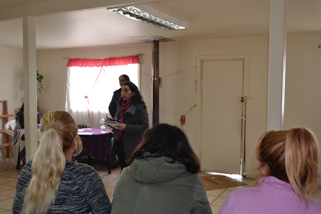 La defensora local jefe de Malleco, Gloria Castro, en el Centro Penitenciario Femenino de Angol.