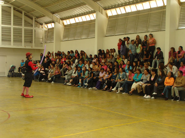 Unas 180 internas del penal de Rancagua celebraron su d&iacute;a y rieron con las gracias del payaso Fe&ntilde;ita.