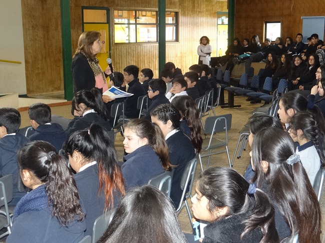 La Defensora Regional y los alumnos dialogaron sobre el rol del defensor p&uacute;blico.