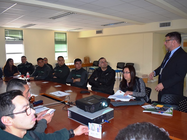 El Defensor Regional (S) de Tarapac&aacute; expuso ante los funcionarios de Gendarmer&iacute;a en Alto Hospicio.