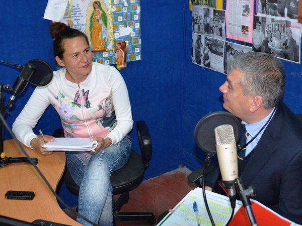 El Defensor Regional de Tarapac&aacute;, Marco Montero, en plena entrevista con Palmenia Zapata, en la radio del recinto penal.