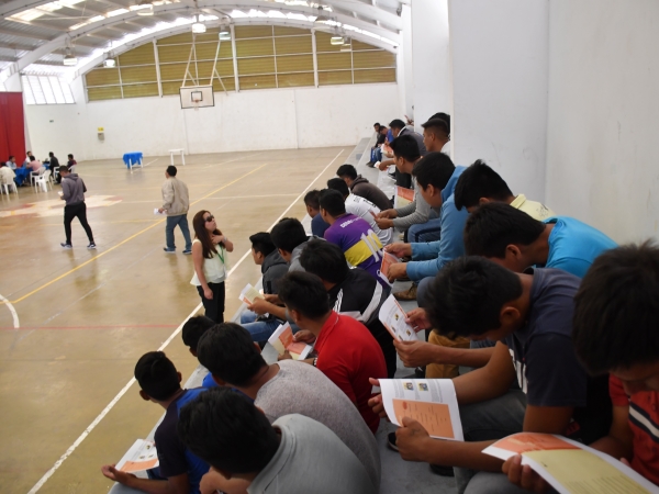 Grupos de internos esperan su turno de atenci&oacute;n en el gimnasio techado del complejo penitenciario. 