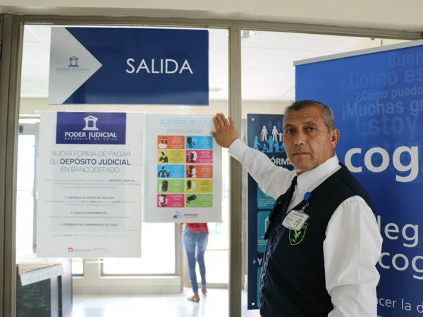 En el Tribunal de Garant&iacute;a de Arica recibieron los afiches sobre derechos de los imputados y sobre la nueva oficina de defensa aymara.