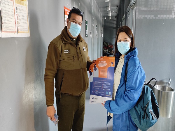 La Defensora Regional Loreto Flores entreg&oacute; material de difusi&oacute;n al prefecto de Carabineros de Maipo.