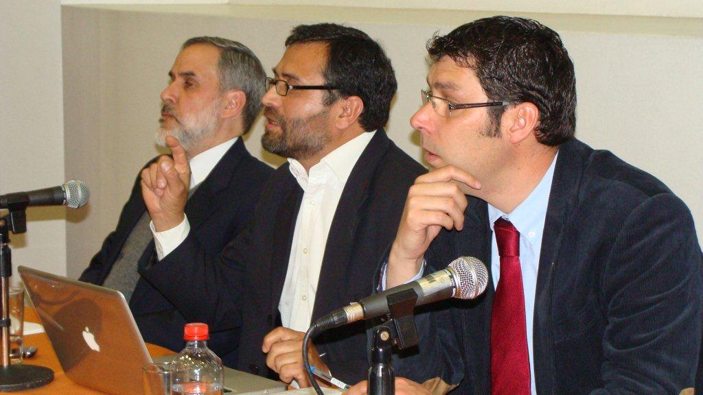 Ignacio Barrientos (al centro) expuso en el seminario "&iquest;Y ver&aacute;s c&oacute;mo quieren en Chile...?", realizado en la Universidad Cat&oacute;lica del Norte.