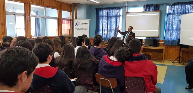 El defensor p&uacute;blico Rigoberto Mar&iacute;n dialog&oacute; con los estudiantes del Colegio "Preciosa sangre".