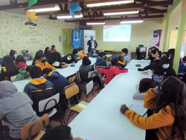 Estudiantes de quinto a octavo b&aacute;sico de Coronel participaron en la charla sobre responsabilidad penal juvenil.
