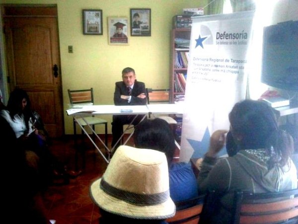 Las artesanas aymaras llegaron a la charla acompa&ntilde;adas de sus hijos.