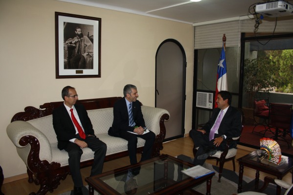 Junto al jefe de Estudios, el Defensor Regional de Atacama salud&oacute; al nuevo intendente, Miguel Vargas. 