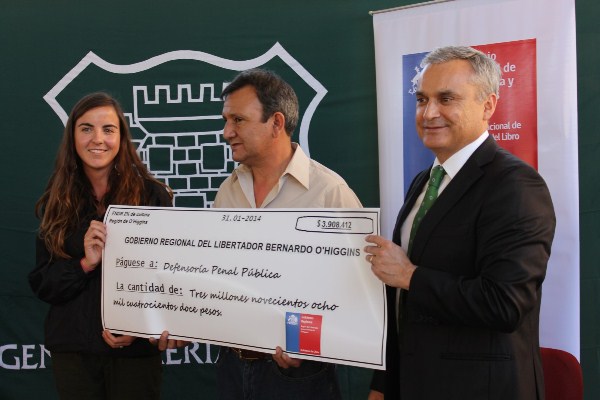 El Defensor Nacional, Georgy Schubert, y el interno Patricio Z&uacute;&ntilde;iga recibieron el cheque con el aporte del FNDR. 