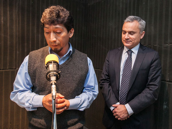 Flanqueado por el Defensor Nacional, el facilitador intercultural Horacio Cheuquelaf grab&oacute; c&aacute;psulas radiales de difusi&oacute;n en mapudung&uuml;n. 
