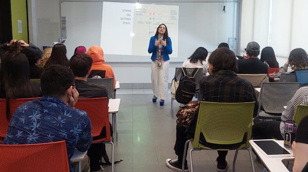 La charla cont&oacute; con la presencia de 60 estudiantes que siguieron atentos el relato de la defensora p&uacute;blica.