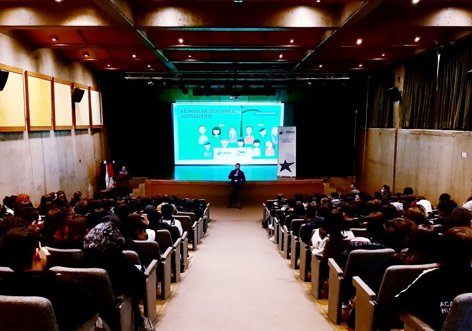 El defensor p&uacute;blico especializado Joaqu&iacute;n M&uuml;ller durante la charla en el colegio de Recoleta.