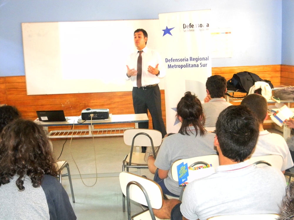 Los estudiantes escucharon atentamente al abogado Cristi&aacute;n Sleman