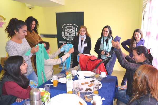 Al finalizar el encuentro desayuno con las internas, se les entregaron obsequios para sus hijos