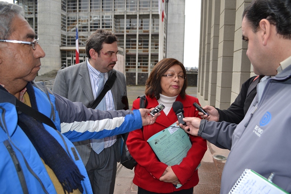 Defensora Mar&iacute;a del Rosario Salamanca y el defensor Jaime Lopez afuera del Centro de Justicia de Temuco