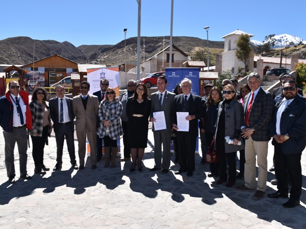 El presidente (S) de la Corte de Apelaciones de Arica, Marcelo Urz&uacute;a, junto al Defensor Regional (S) y diversos servicios del &aacute;rea justicia.