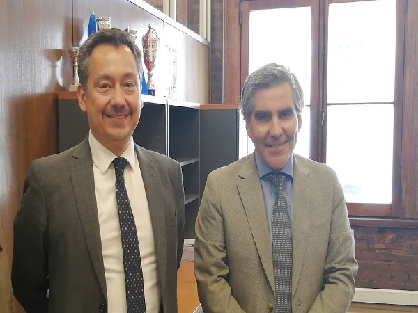 El Defensor Regional Claudio P&eacute;rez y Fernando Alliende, jefe de la Unidad de Estudios, destacan trayectoria del seminario de derecho.