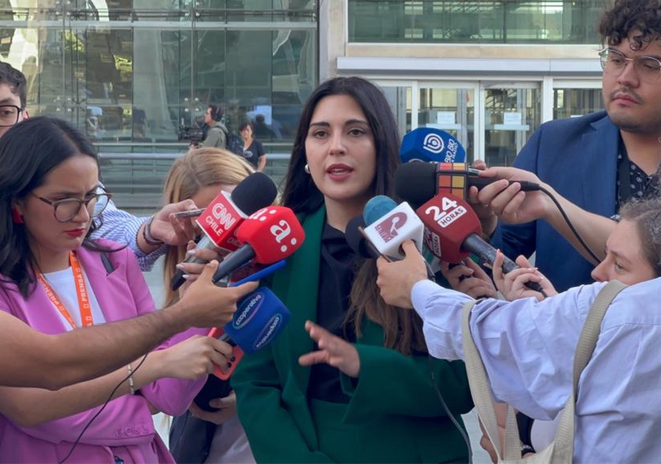La defensora penal p&uacute;blica de la defensor&iacute;a Local de Maip&uacute;, Mar&iacute;a Fernanda B&uuml;hler, siendo abordada por la prensa.