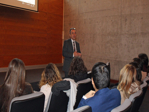El jefe de Estudios de la DRMS, Mario Palma, record&oacute; a los alumnos la importancia del abogado defensor y el papel que juega la instituci&oacute;n.