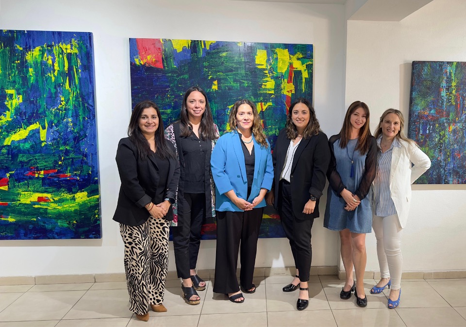 La Defensora Regional y la jefa de Estudios, junto al equipo de mediaci&oacute;n penal de la DRMN.