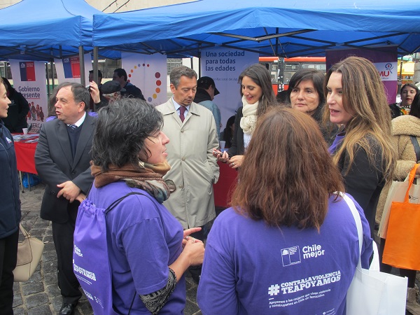 El Defensor Regional de Valpara&iacute;so, Claudio P&eacute;rez, con la Seremi de Justicia y Derechos Humanos, Paz Anastasiadis, en un recorrido por los m&oacute;dulos.