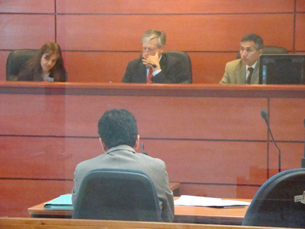 Aunque el defensor p&uacute;blico Humberto Alarc&oacute;n (de espaldas) esperaba un monto mayor, se mostr&oacute; satisfecho con la decisi&oacute;n del tribunal.