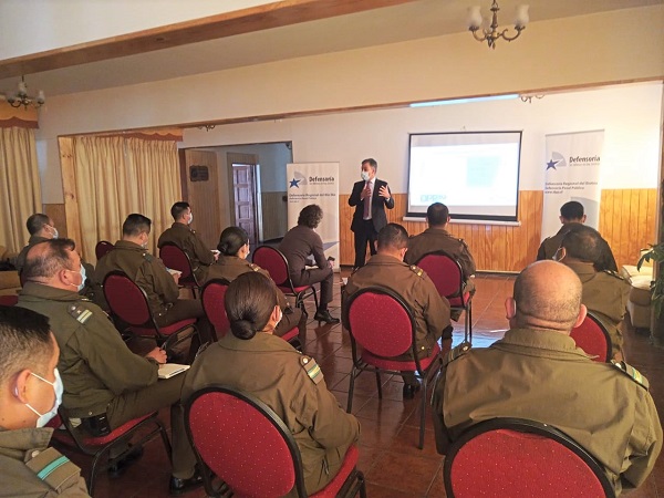 El jefe de Estudios de la Defensor&iacute;a Regional del Biob&iacute;o durante su exposici&oacute;n ante los carabineros de la Prefectura Biob&iacute;o, en Los &Aacute;ngeles.