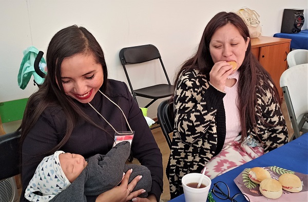 Una defensora penitenciaria junto a Marisa y al peque&ntilde;o Steven, de 15 d&iacute;as.