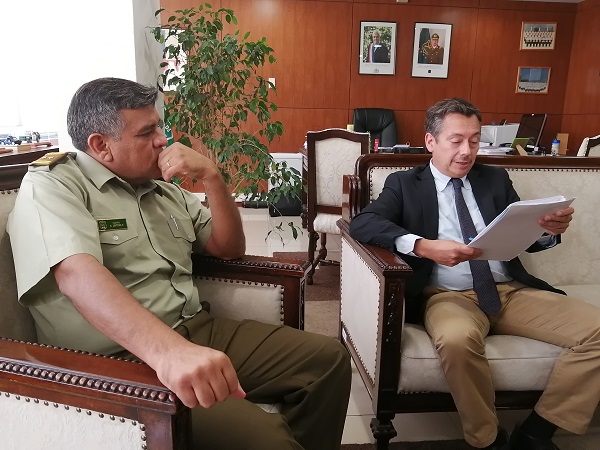 El Defensor Regional, Claudio P&eacute;rez, explic&oacute; al general Zenteno el proyecto de atenci&oacute;n especializada en las primeras horas de la detenci&oacute;n.